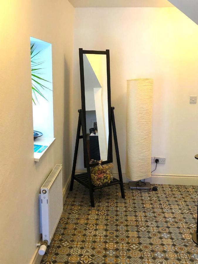 Dingle Garden Townhouse Bed and Breakfast Eksteriør billede A floor standing mirror