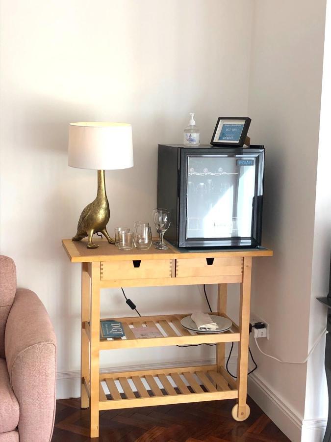 Dingle Garden Townhouse Bed and Breakfast Eksteriør billede A mini-fridge in a hotel room