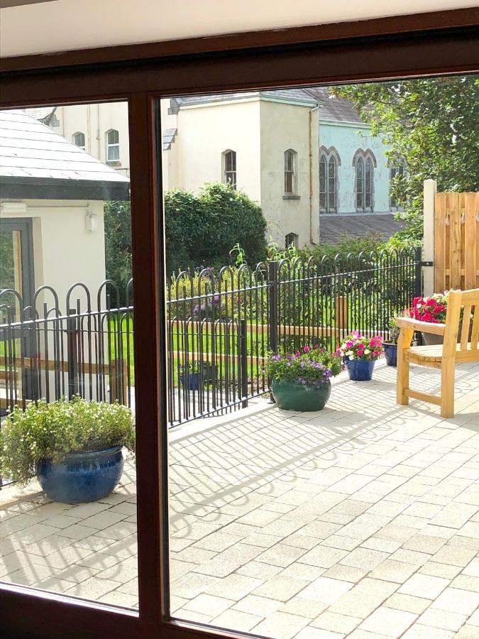 Dingle Garden Townhouse Bed and Breakfast Eksteriør billede The garden of the former home of the 11th Duke of Grafton