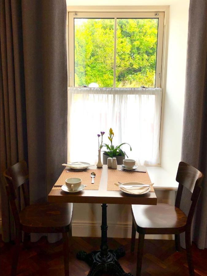 Dingle Garden Townhouse Bed and Breakfast Eksteriør billede A table set for breakfast