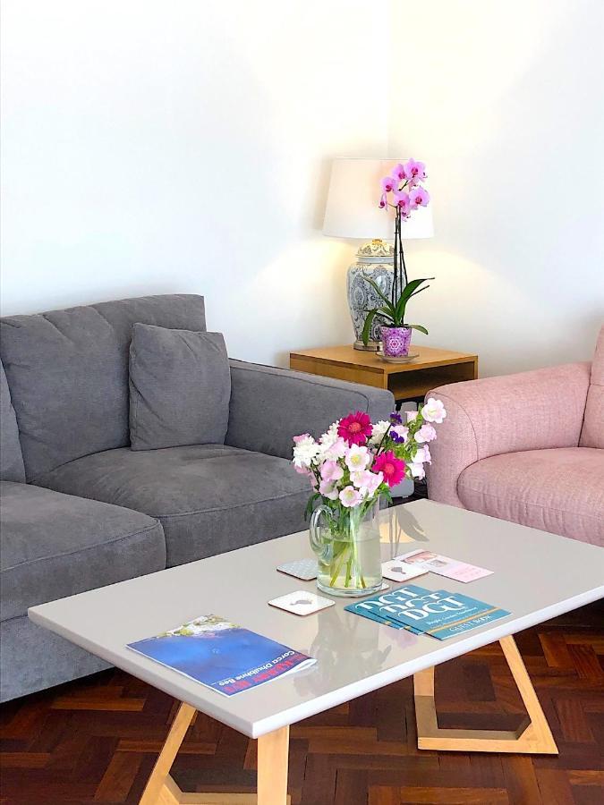Dingle Garden Townhouse Bed and Breakfast Eksteriør billede A living room with a coffee table