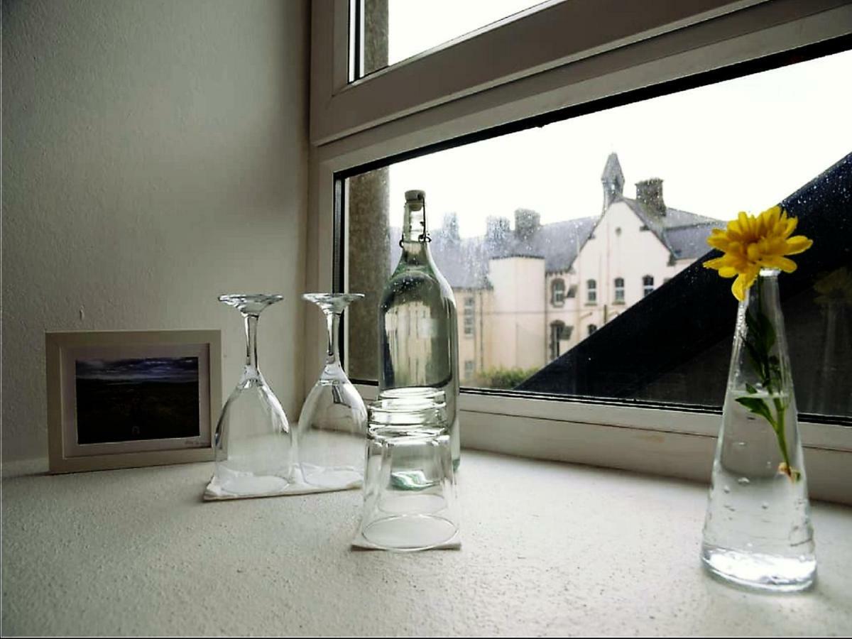 Dingle Garden Townhouse Bed and Breakfast Eksteriør billede A windowsill