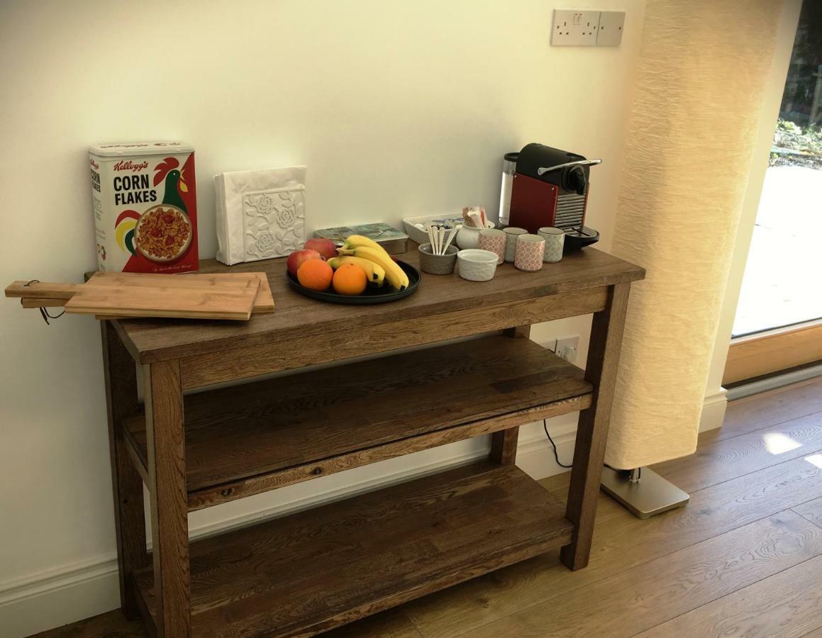 Dingle Garden Townhouse Bed and Breakfast Eksteriør billede A coffee table with a coffee machine