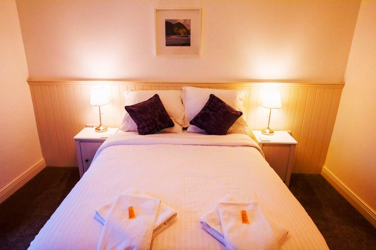 Dingle Garden Townhouse Bed and Breakfast Eksteriør billede A bedroom at the hotel