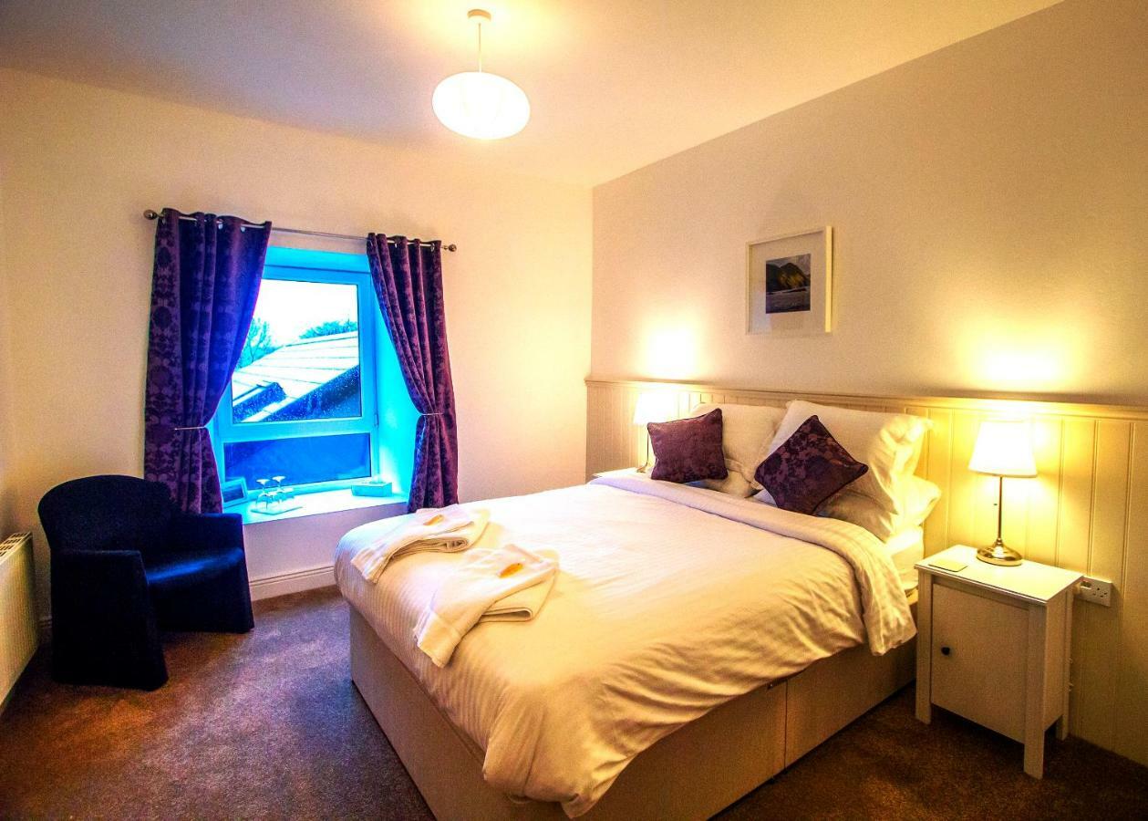 Dingle Garden Townhouse Bed and Breakfast Eksteriør billede A bedroom at the Old Post Office
